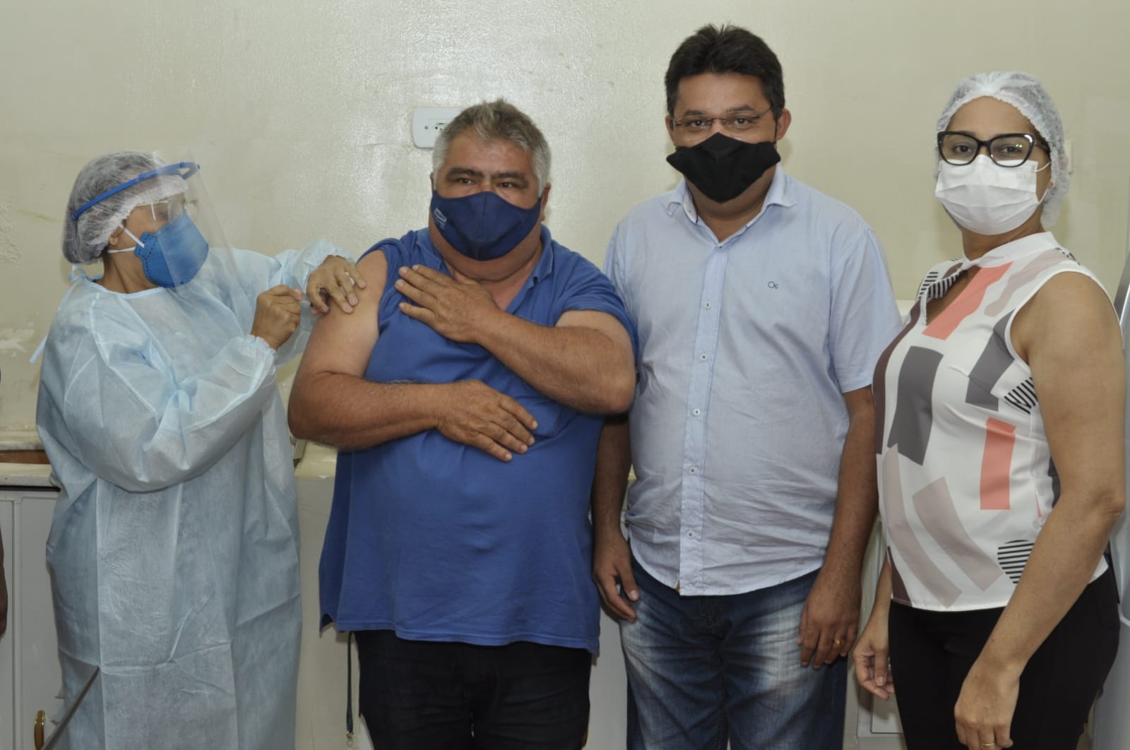 Técnico de enfermagem Dares recebendo a vacina